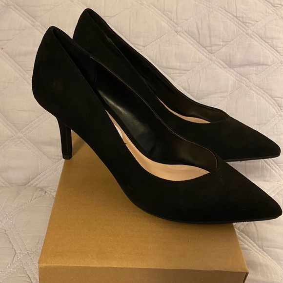 le chateau Shoes - 🆕 Black suede heels, new in box.